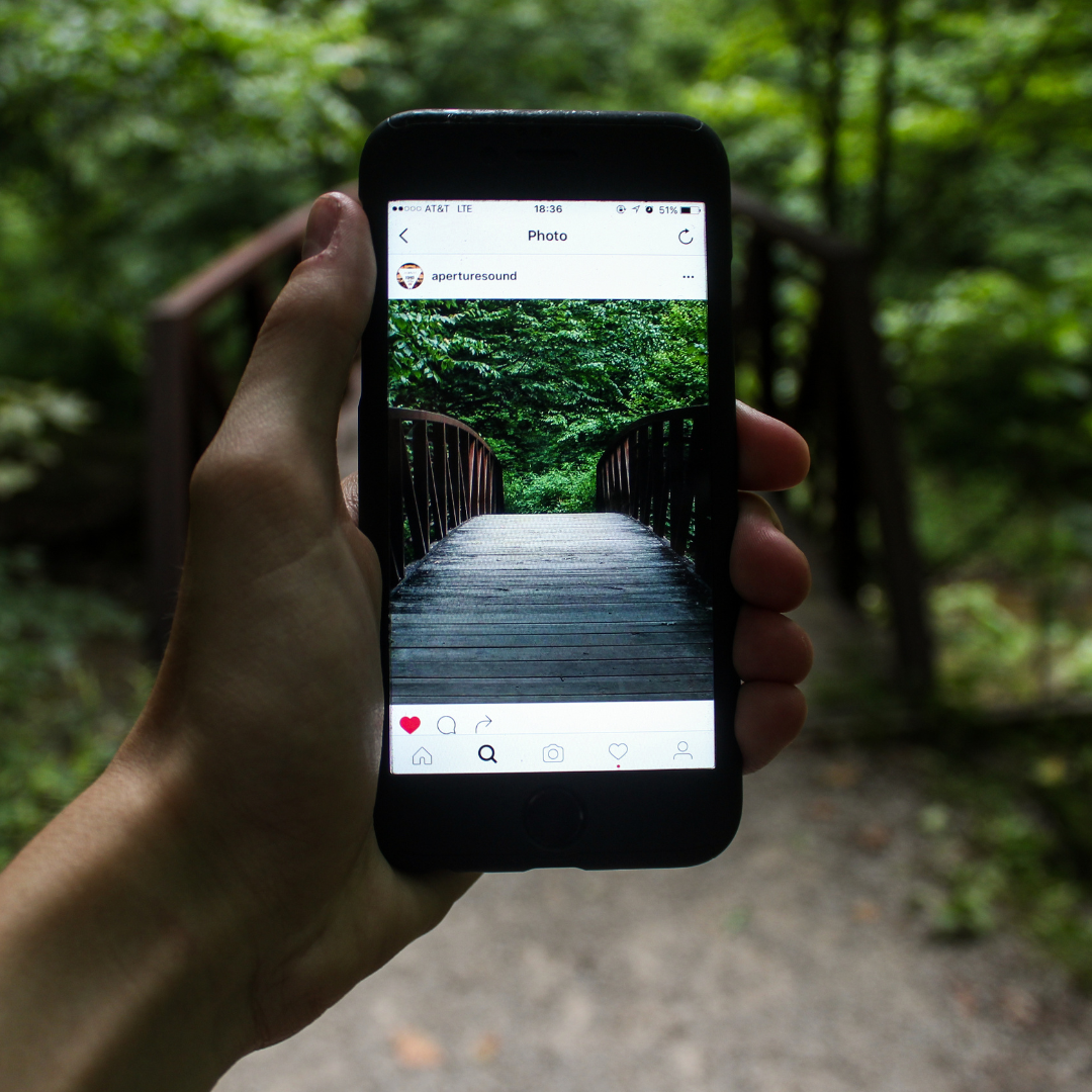 korzystanie z telefonu w podróży, korzystanie z aplikacji instagram w podróży, robienie zdjęć w podróży