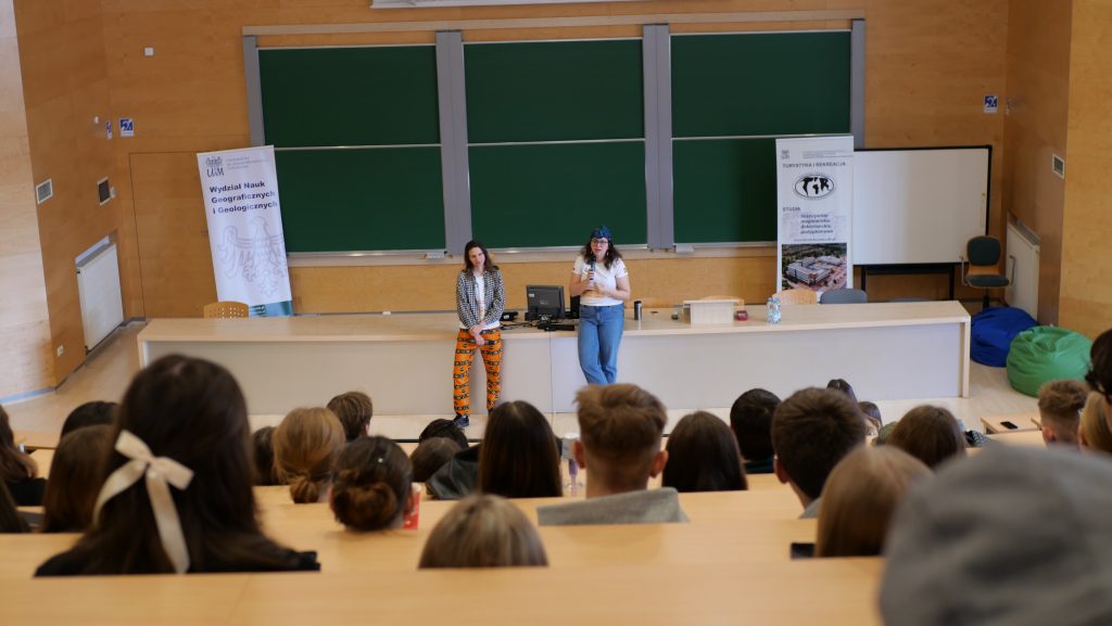 aula wykładowa pełna uczniów, studenci na wykładzie, dni turystyki, uniwersytet im. Adama Mickiewicza, UAM Poznań, pasjonaci podróży