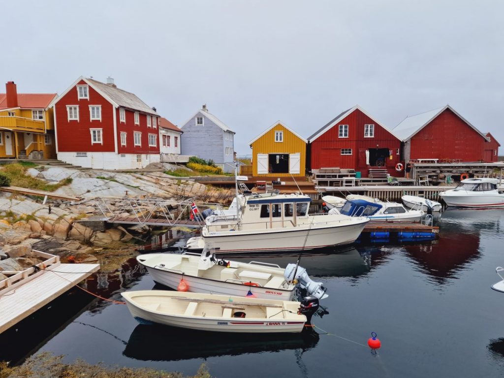 łodzie w zatoce, w tle norweskie domki