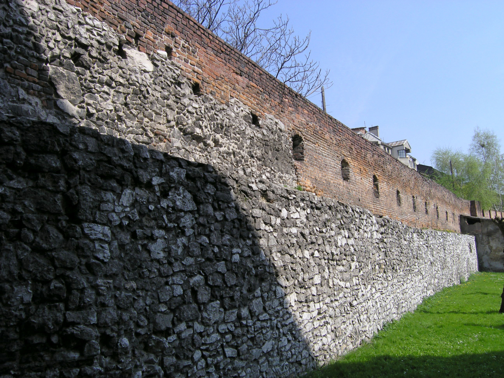 długi kamienny mur