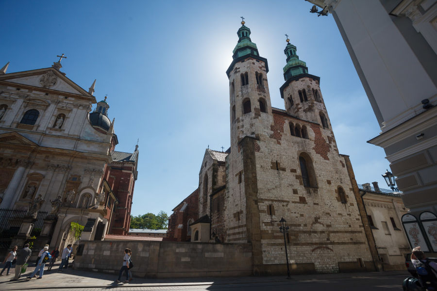 widok na kościół z dwiema wieżami