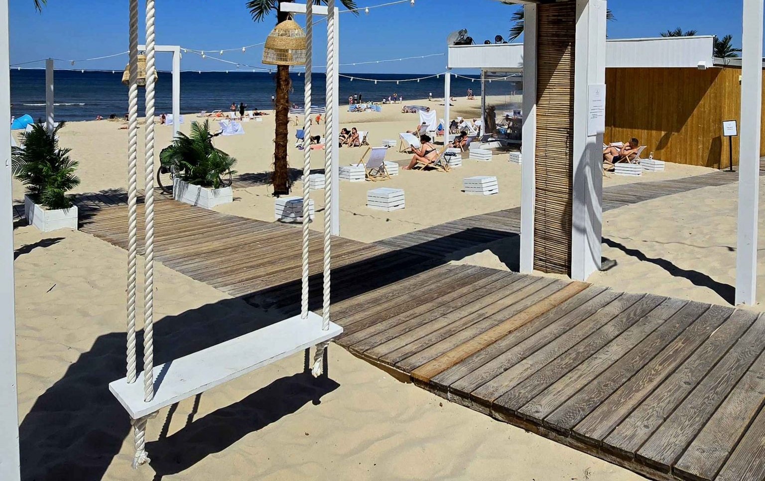 wejście po drewnianym chodniczku na plażę