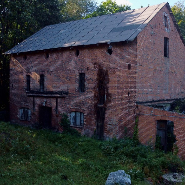 stary ceglany budynek o skośnym dachu