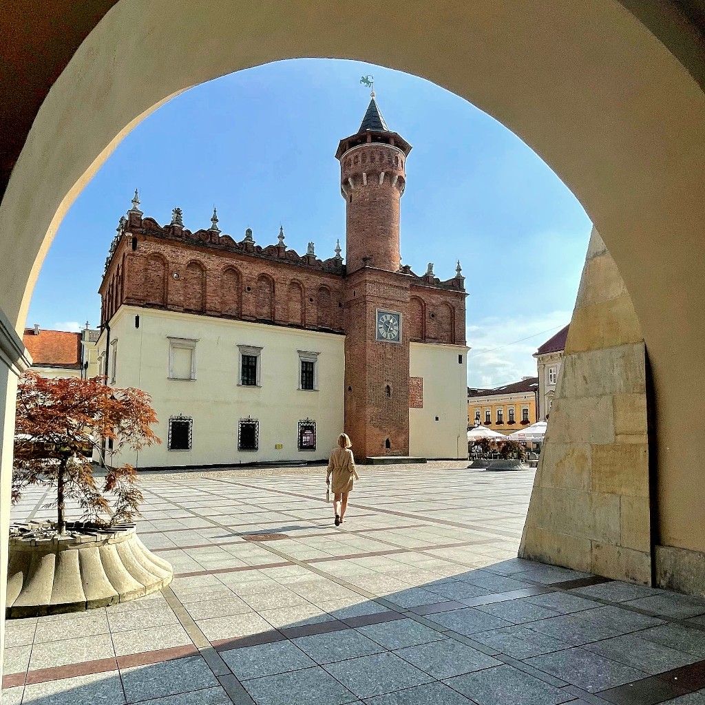 widok na ceglany ratusz spod kopuły innego budynku